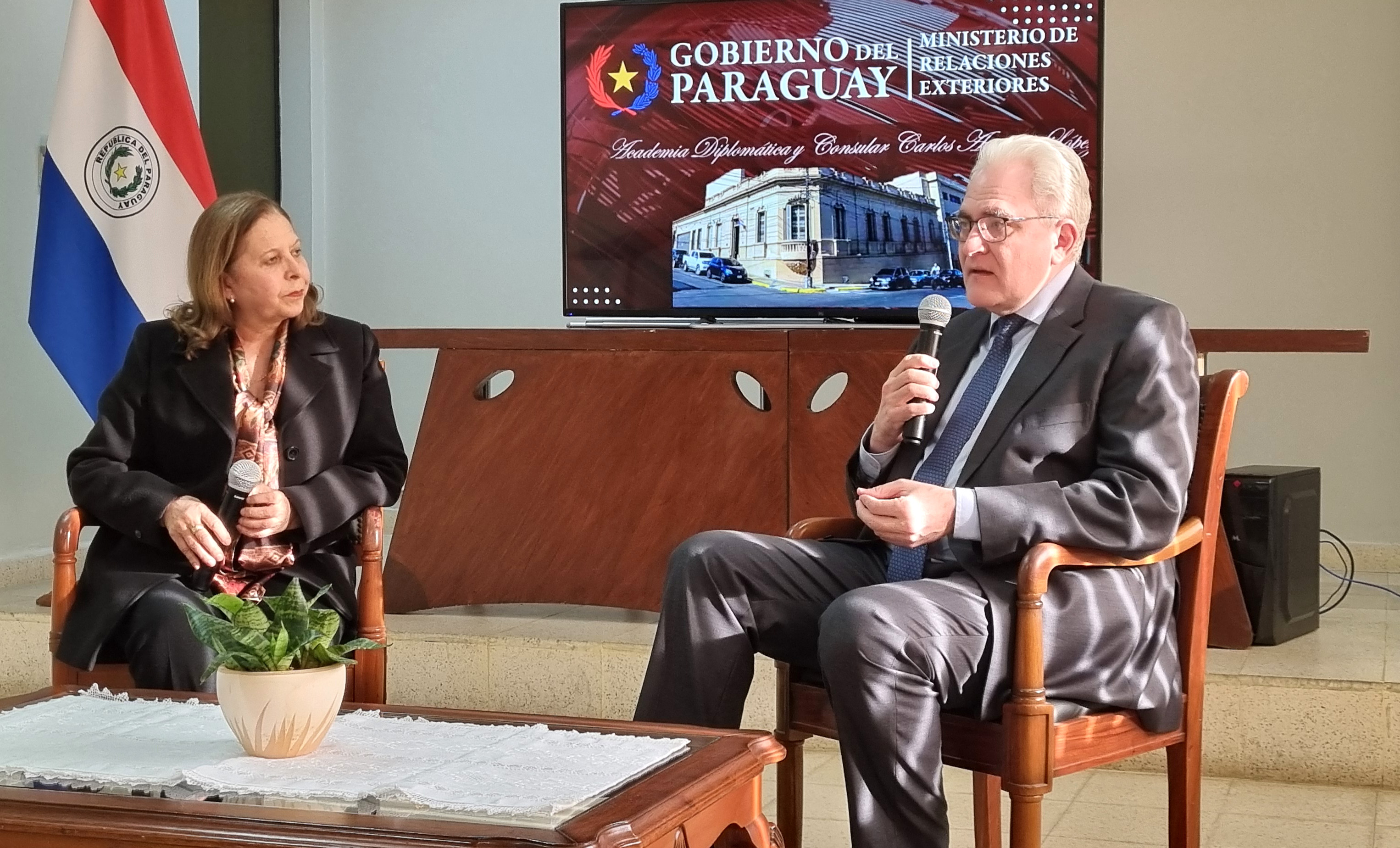 Conferencia_embajadora_peruana1.jpg