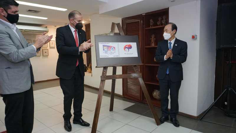 Paraguay y Corea celebran 60 años de relaciones diplomáticas con la presentación de estampillas conmemorativas 