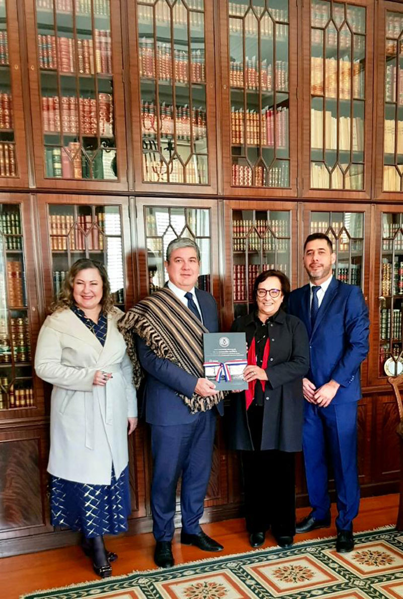Embajada dona libros paraguayos al Archivo y Biblioteca del Ministerio de Negocios Extranjeros de Portugal