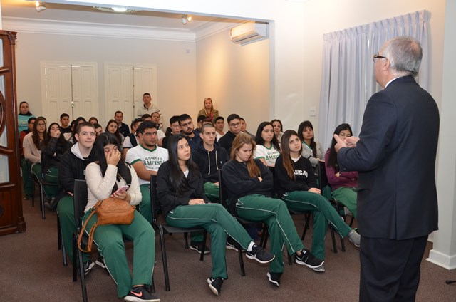 Consulado General del Paraguay en Curitiba recibió visita de alumnos y profesores del Colegio Bautista de Villa Morra