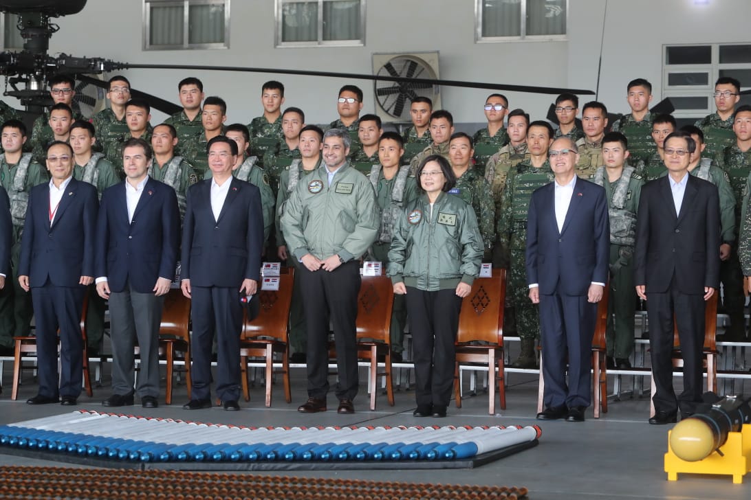 Presidente Abdo Benítez observó ejercicios aéreos y terrestres en una base militar en Taiwán donde oficiales paraguayos realizan cursos de entrenamiento