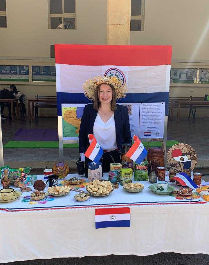Paraguaya presenta productos típicos y artesanía en un evento anual en universidad libanesa 