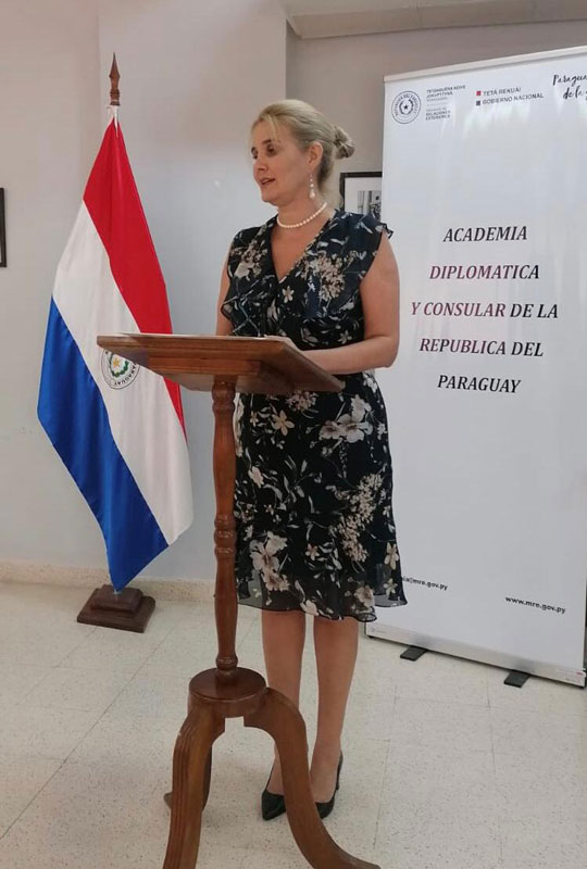 Ministra Helena Felip expuso y aprobó con distinción una investigación sobre doctrinas americanas