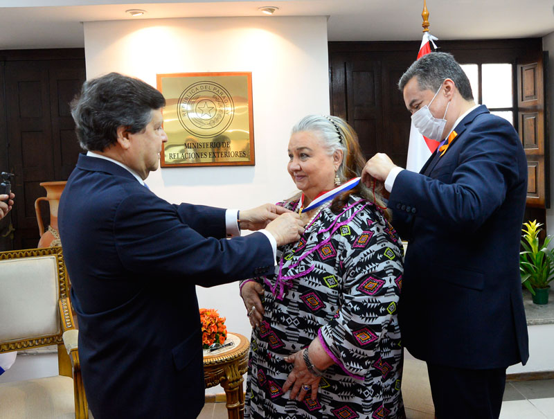 La Cancillería condecoró a Gloria Rubín por su trayectoria en defensa de los derechos de las mujeres