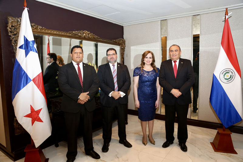 Embajada del Paraguay en Panamá conmemora Fiestas Patrias con ofrenda floral, canciones de autores paraguayos y comidas típicas