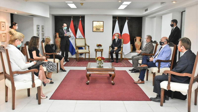El Gobierno condecora al embajador del Japón en reconocimiento a su aporte al desarrollo del país