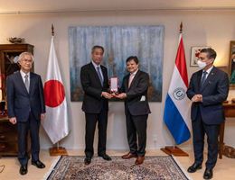Canciller condecora a los presidentes de JAXA y Kyutech por su contribución al desarrollo aeroespacial de Paraguay
