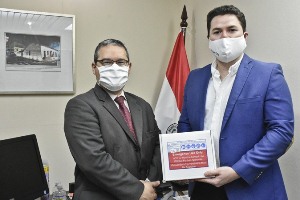 Cancillería entregó un respirador tipo CPAP al representante de una firma que pretende fabricar el aparato en Paraguay