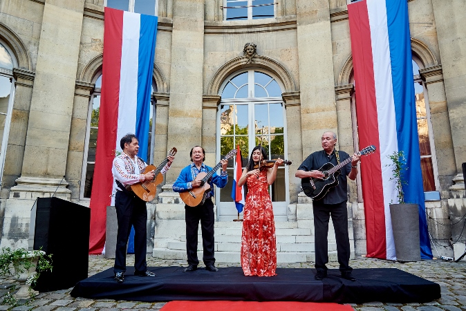 En Francia celebran fiesta de la Independencia Nacional