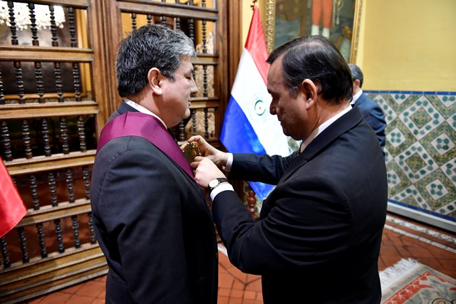 Embajador Duarte van Humbeck fue condecorado por el gobierno peruano al término de su misión diplomática