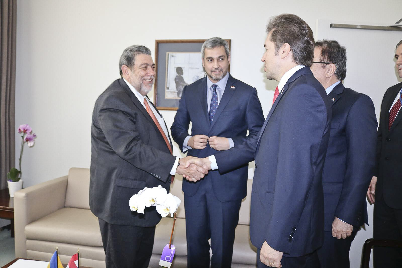 Presidente Abdo mantuvo reunión bilateral con el Primer Ministro de San Vicente y las Granadinas