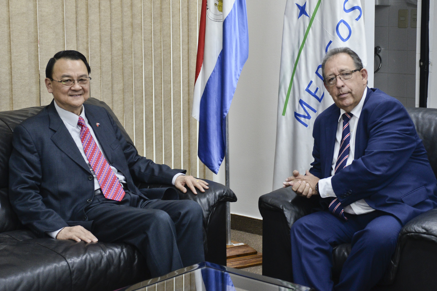 Viceministro Didier Olmedo y el embajador Diego L. Chou efectuaron un repaso de la agenda con Taiwán