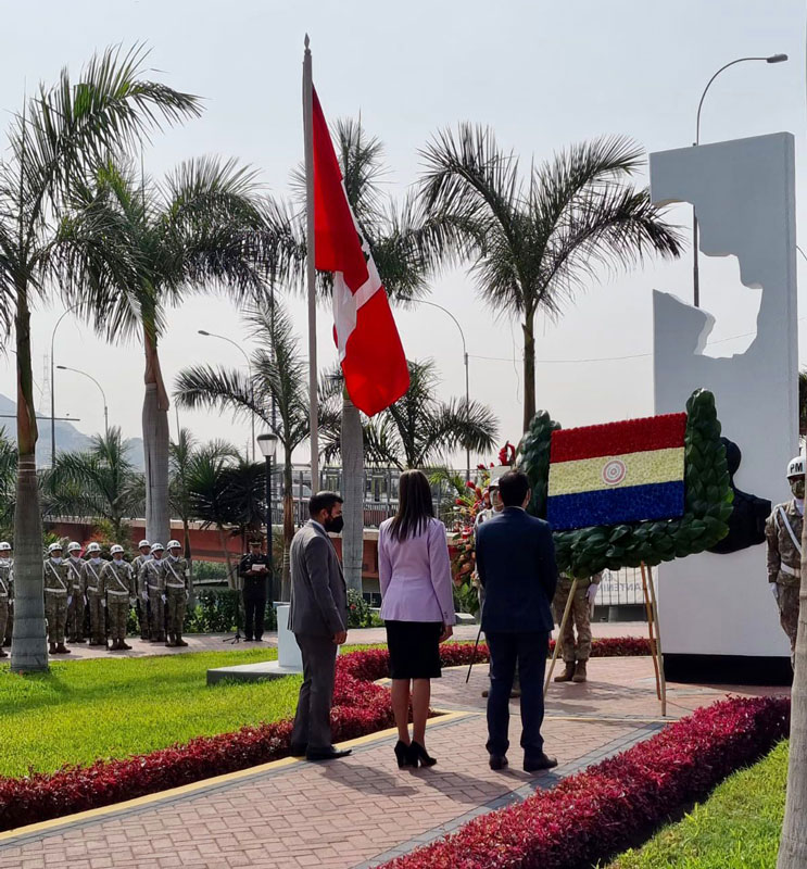 En Perú celebran el 211° aniversario de la independencia con una ofrenda floral y una recepción