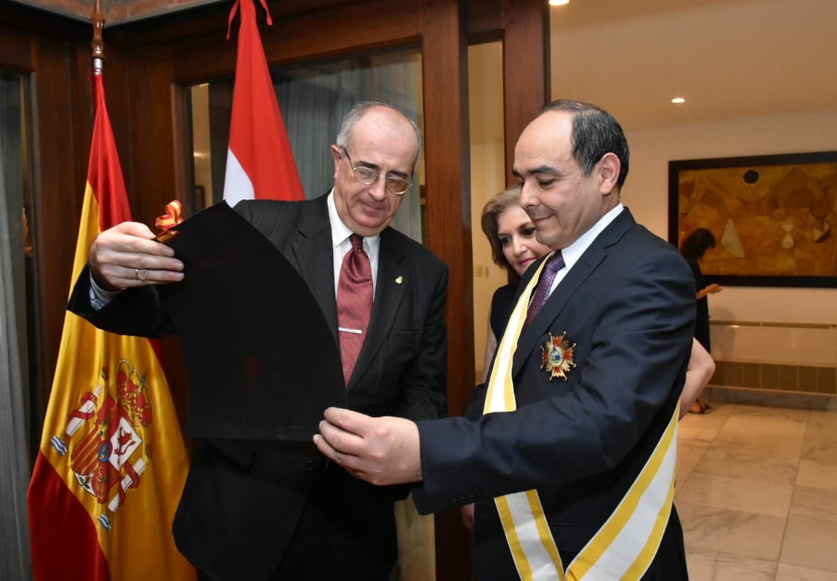 Por su gestión como embajador en España, Rivas Palacios fue condecorado con la “Orden de Isabel la Católica”