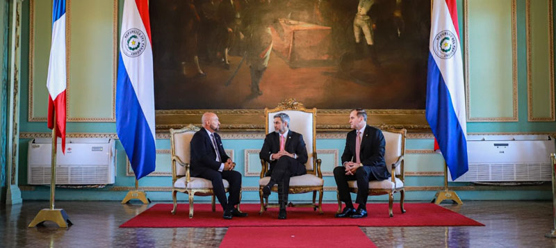 El presidente Abdo Benítez recibió las cartas credenciales del nuevo embajador de Francia en Paraguay 