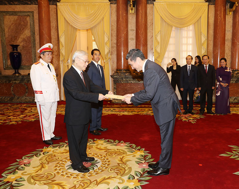 Embajador Florentín Antola presentó sus cartas credenciales al presidente de Vietnam