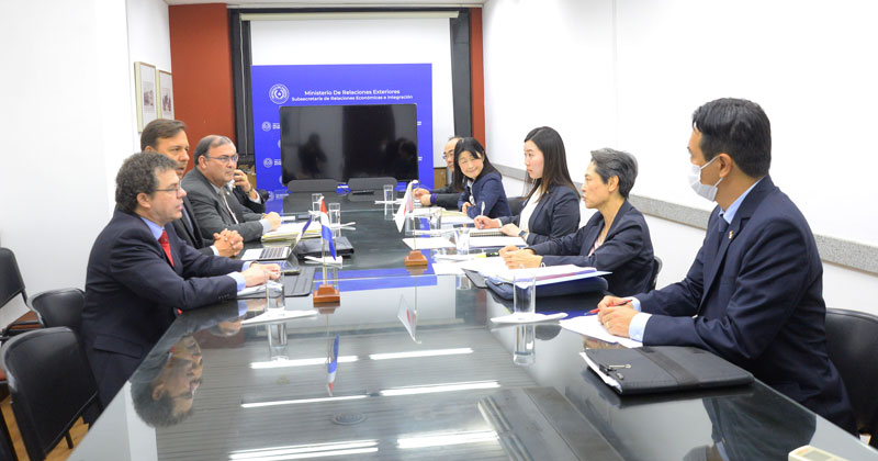 Viceministro y Embajadora de Japón conversan sobre comercio e inversiones y cooperación para adquisición de equipos de dragado para el río Paraguay