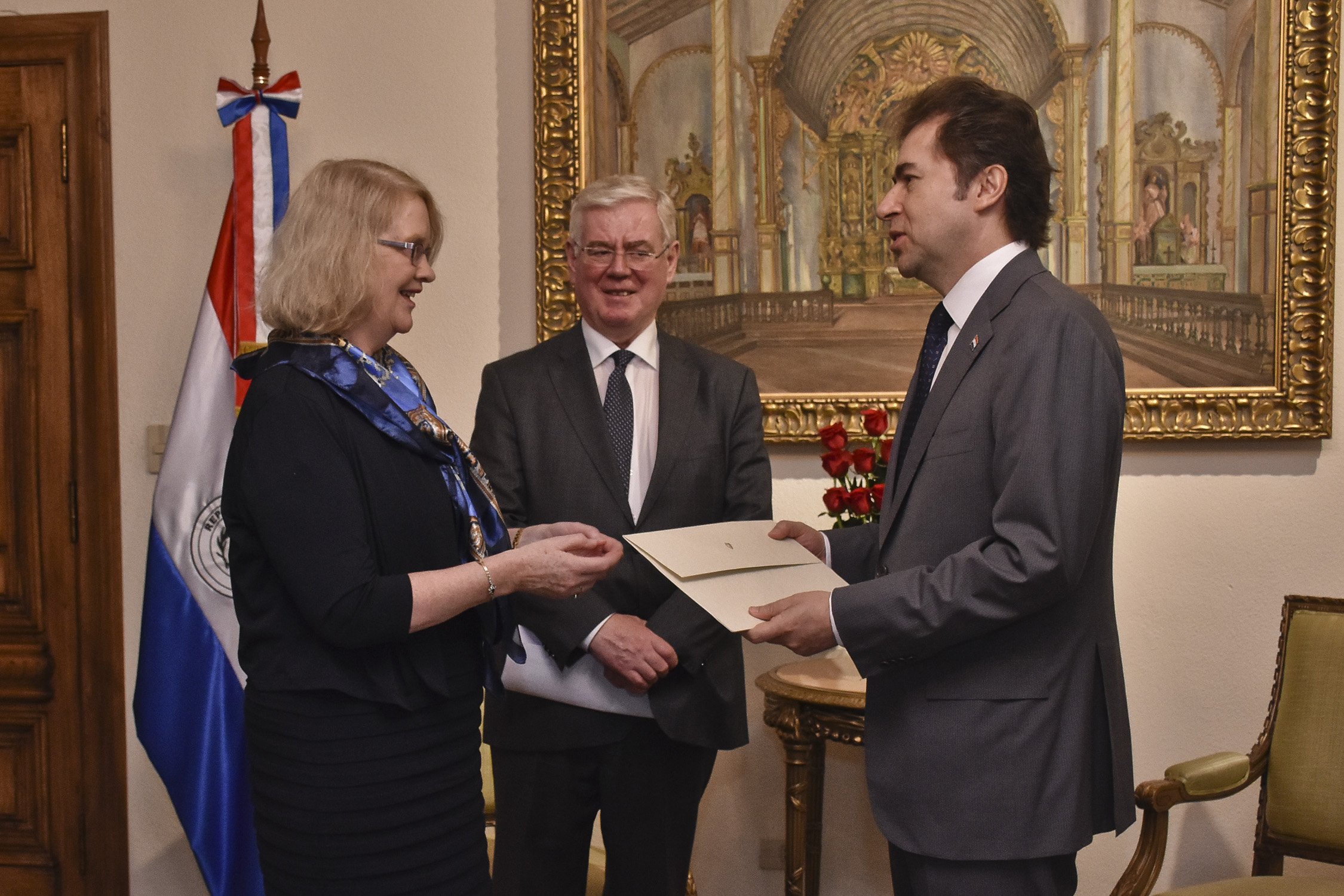 Embajadora de la República de Irlanda presentó copias de sus Cartas Credenciales al Canciller Nacional