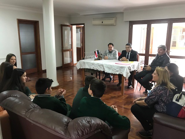 Estudiantes interesados en conocer Paraguay visitan Consulado en Mendoza