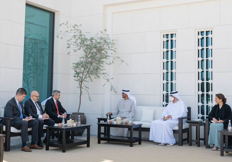 El presidente Abdo se reunió con Su Alteza el Jeque Mohamed bin Zayed, príncipe heredero de Abu Dhabi