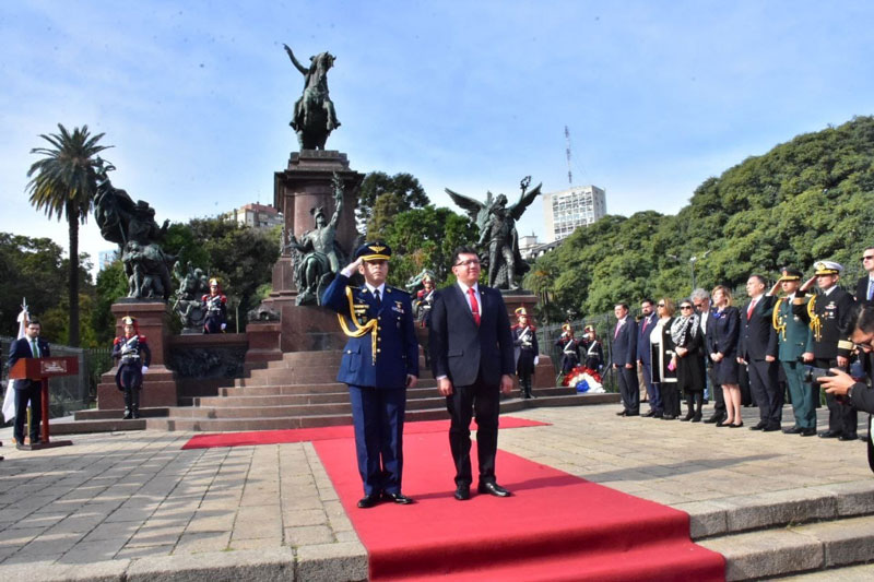 Embajada de Paraguay en Buenos Aires realizó acto con ofrenda floral ante el monumento al Gral. San Martin