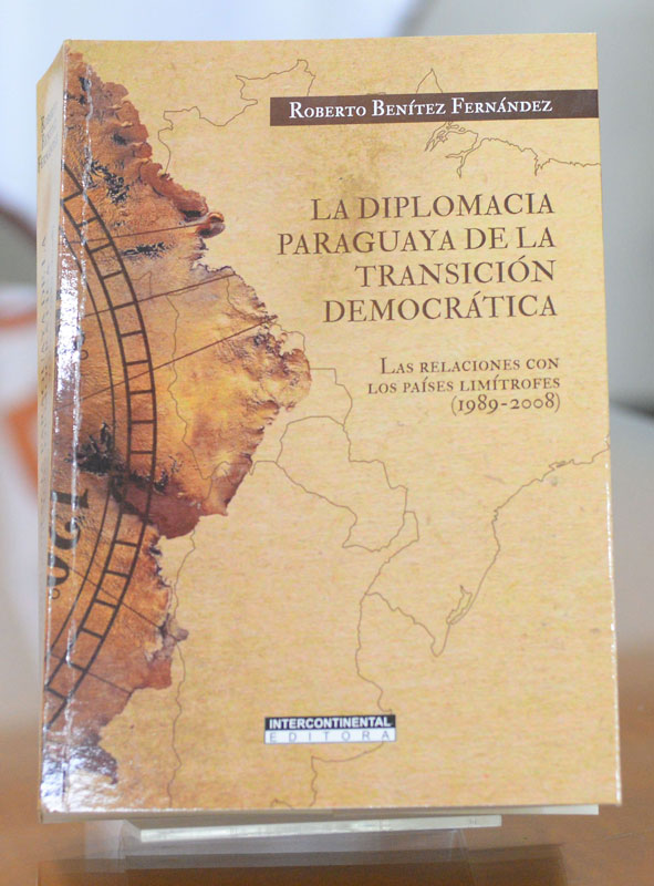 Presentan libro sobre la diplomacia paraguaya durante la transición democrática