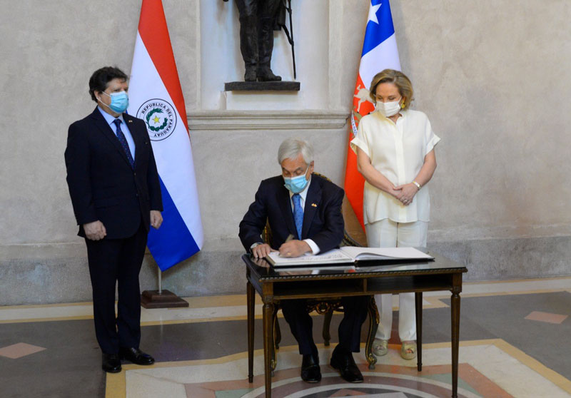 El canciller Acevedo acompañó al presidente Piñera en acto de ofrenda floral en el Panteón de los Héroes 