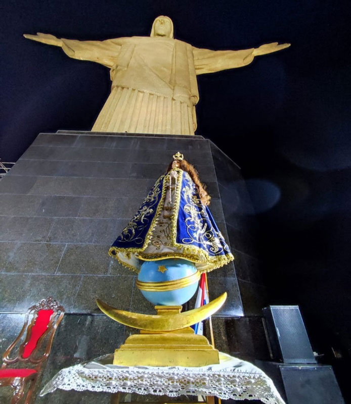 Iluminaron el Cristo Redentor de Rio de Janeiro con los colores patrios como cierre de las fiestas por la independencia Nacional