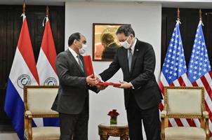 Paraguay condecora a McClenny por su contribución al fortalecimiento de la relación con los EEUU