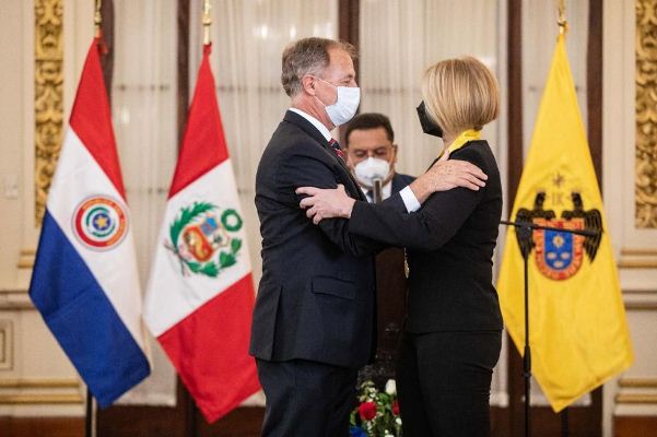 Alcalde de Lima, Perú, entregó condecoración a la embajadora del Paraguay