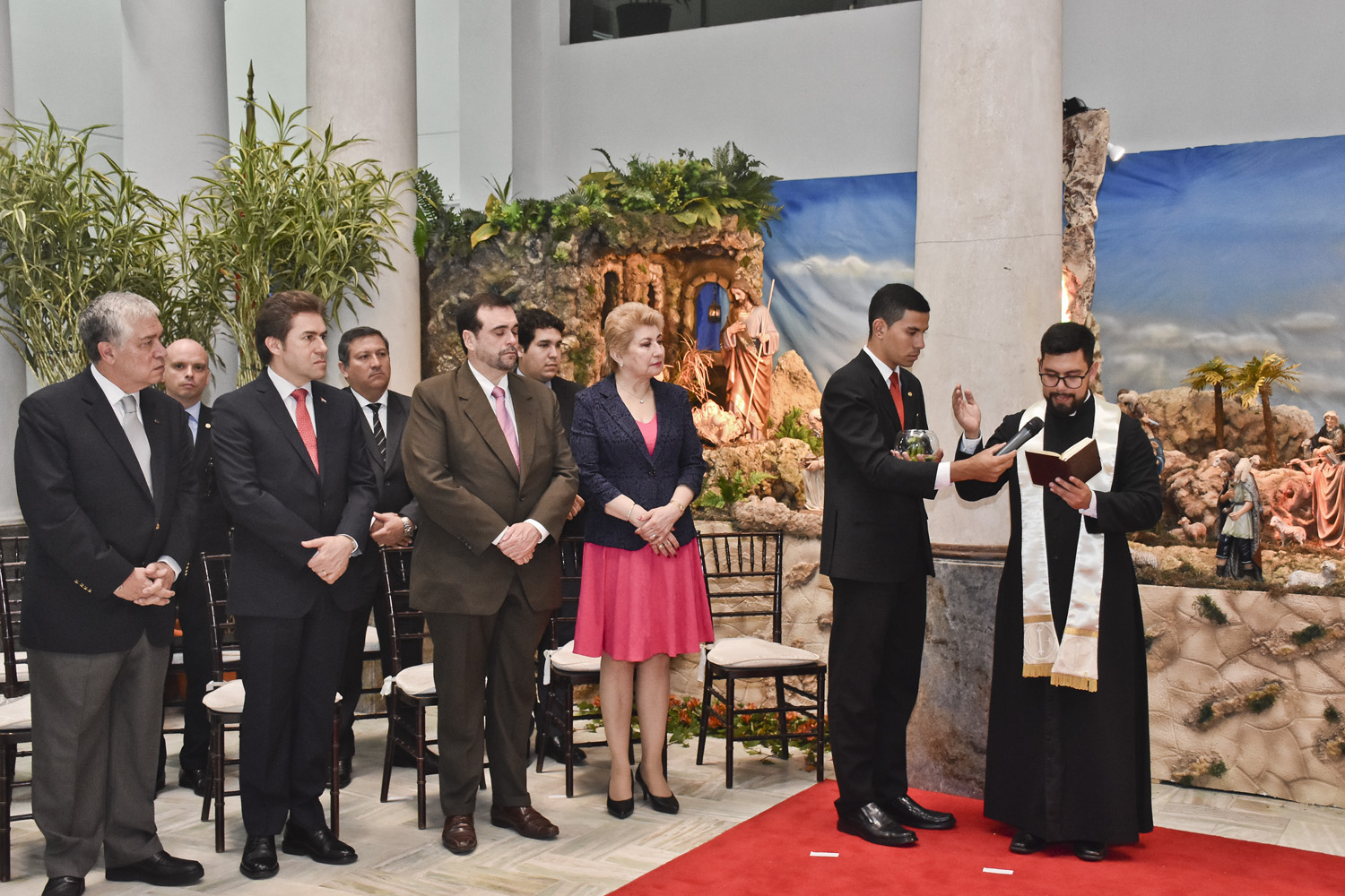 Con apoyo de la Asociación de Cónsules Honorarios del Paraguay, recreación del “Portal de Belén” se exhibe en el hall central de la Cancillería Nacional