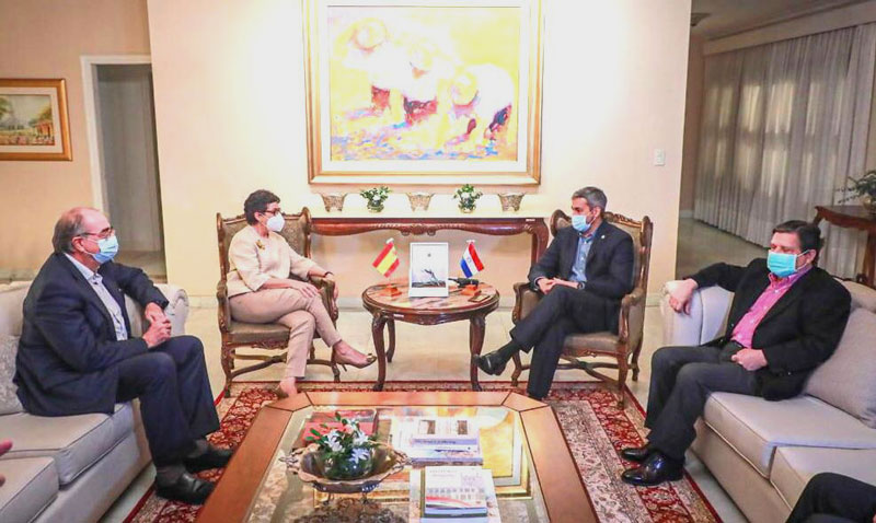 El presidente Abdo recibió el saludo de cortesía de la canciller de España
