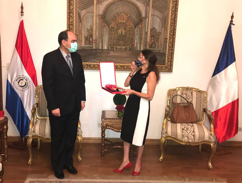 Gobierno del Paraguay condecoró a la embajadora de Francia en reconocimiento a su notable gestión