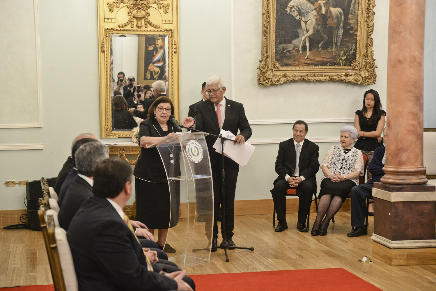 Presidente Abdo entregó el Premio Nacional de Literatura a la escritora Maribel Barreto