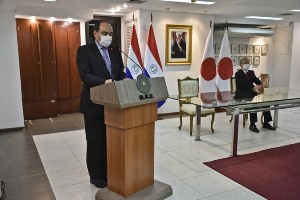 Japón entregó en donación ambulancias, camiones autobombas y carro químico a bomberos del Paraguay