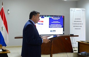 Ministro Acosta Díaz defendió su tesis sobre creación de una Agencia de Cooperación Internacional del Paraguay