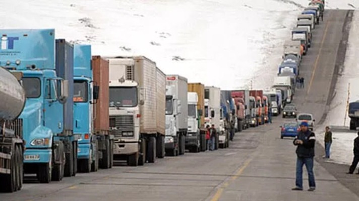 Embajadas y consulados gestionan y asisten a camioneros paraguayos varados en la frontera chileno-argentina