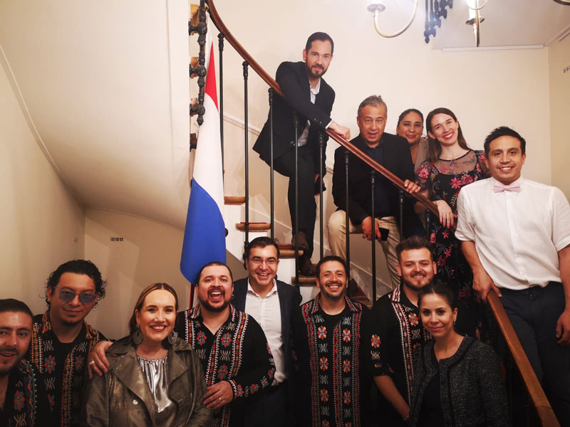 El grupo nacional Tierra Adentro brindó un emotivo espectáculo en París