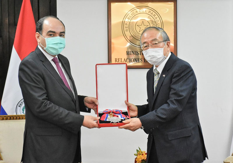 El Gobierno condecora al embajador del Japón en reconocimiento a su aporte al desarrollo del país