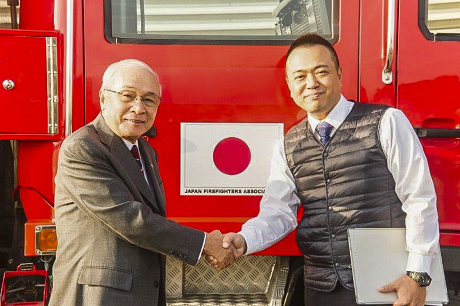 Embajador-TOYOTOSHI-y-el-Sr.-FUCHIGAMI-de-Aso.-de-Bomberos-del-Japon_2.jpg