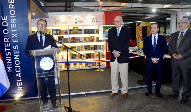 El MRE inauguró su stand en la Feria Internacional del Libro y contribuye con la presentación de varias obras de interés 