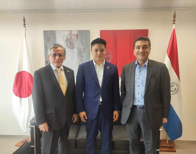 Embajador de Paraguay en Japón recibe a organizadores de concurso de oratoria en español