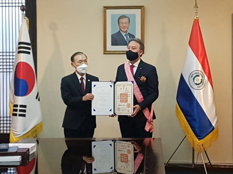 Corea condecoró a ex representante diplomático del Paraguay