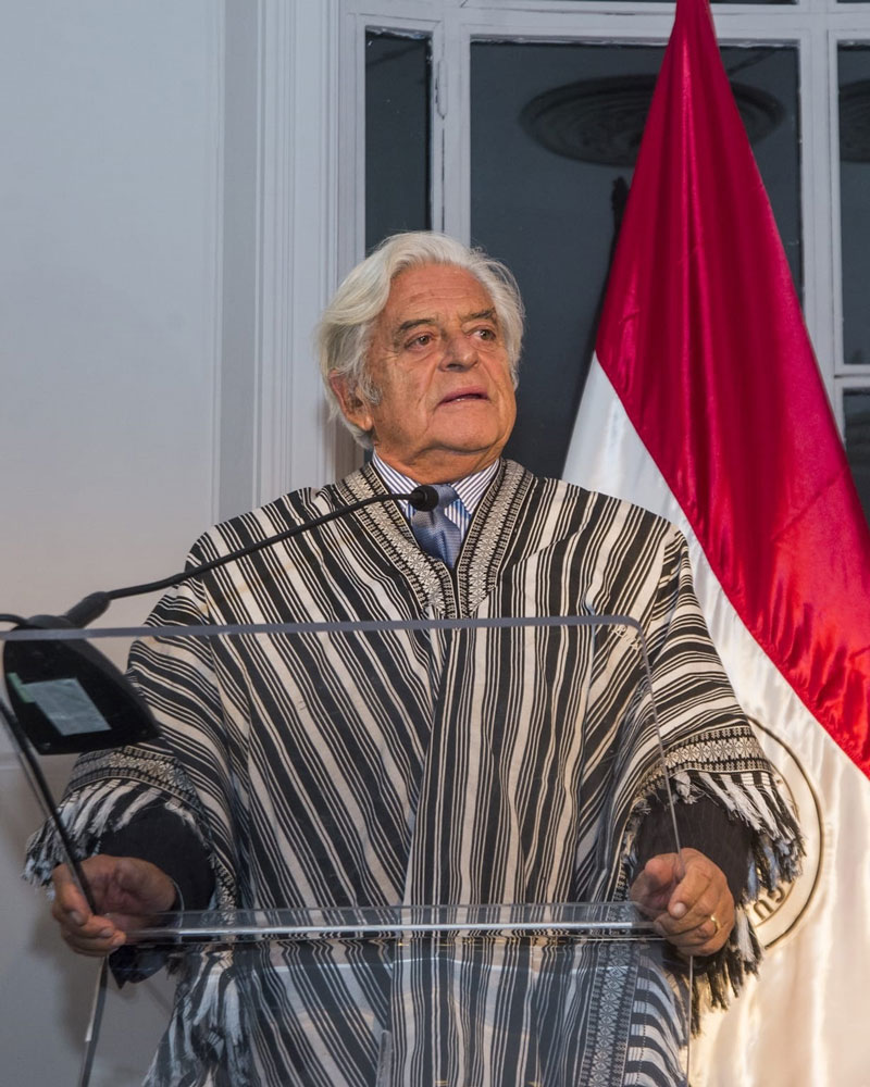 Embajada del Paraguay en Uruguay galardonó con el  “Poncho de 60 listas” al expresidente Lacalle Herrera