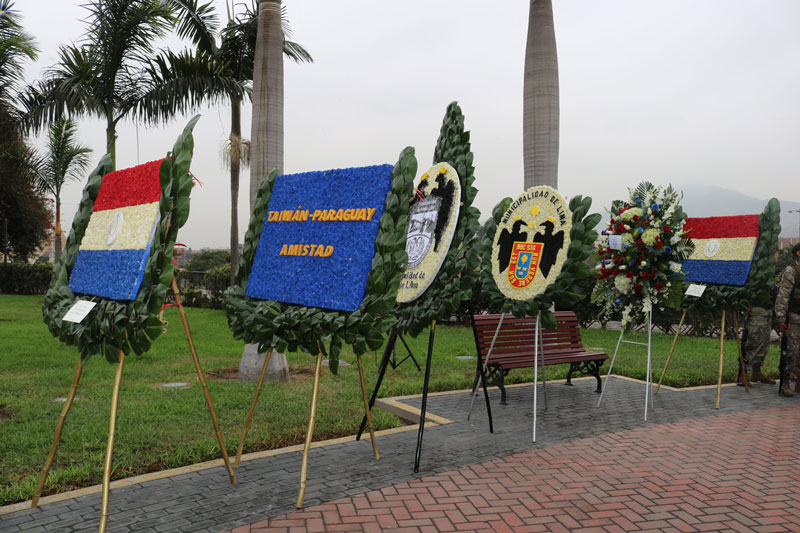 Con ofrendas florales y almuerzo con comunidad paraguaya conmemoran en Perú nuestras Fiestas Patrias