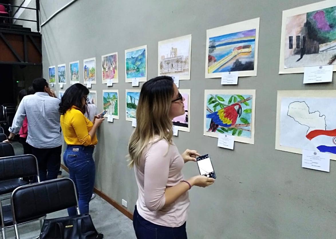 Exponen muestra con dibujos de estudiantes secundarios de Rusia inspirados en el Paraguay