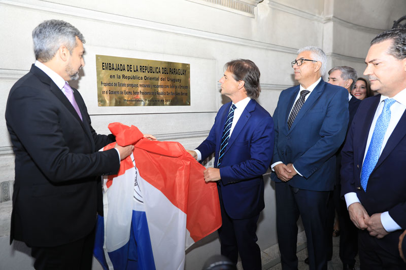 Presidente Abdo Benítez presidió ceremonia de rehabilitación de la sede de la Embajada del Paraguay en Uruguay 