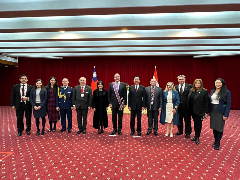 Condecoran al Ministro de Relaciones Exteriores del Paraguay en la República de China (Taiwán)