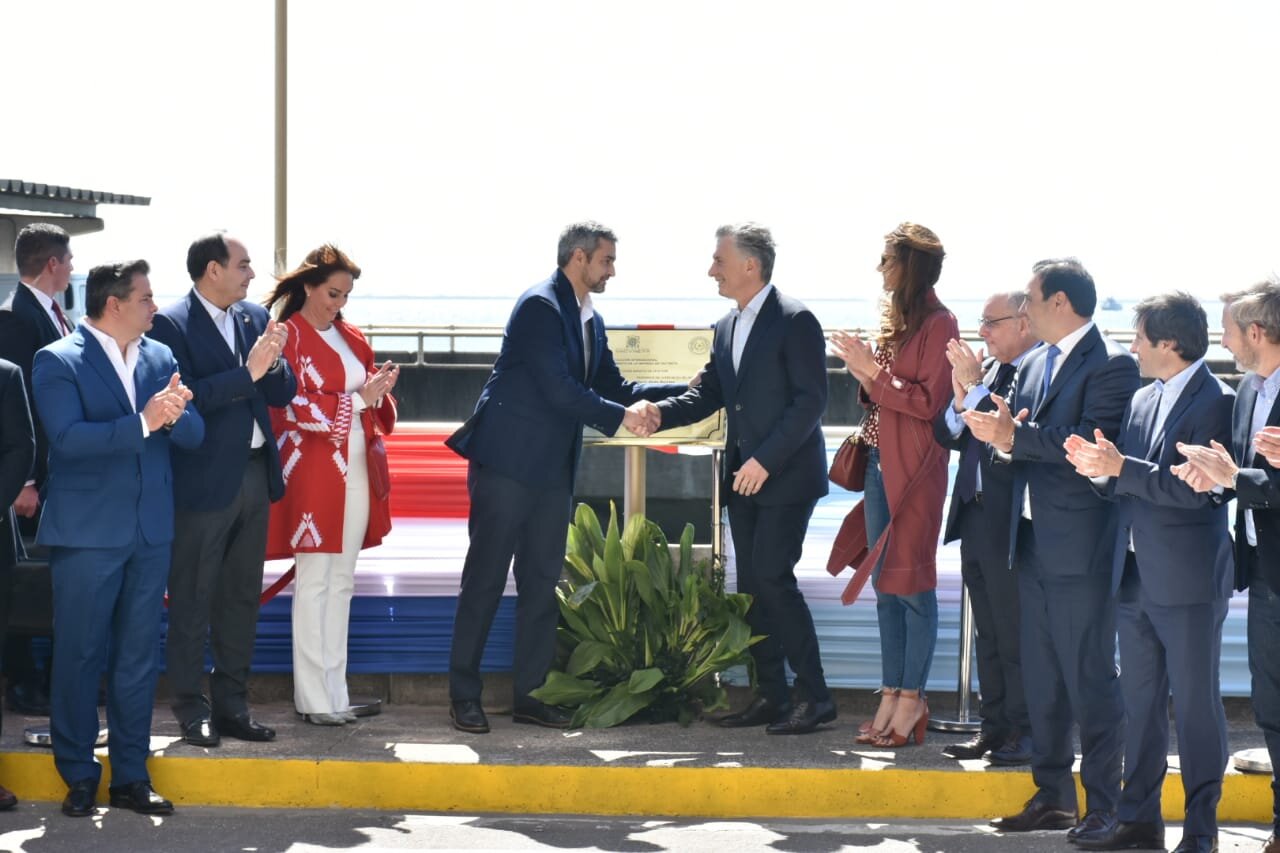 Los presidentes Mario Abdo y Mauricio Macri habilitaron oficialmente el paso fronterizo sobre el coronamiento de Yacyretá