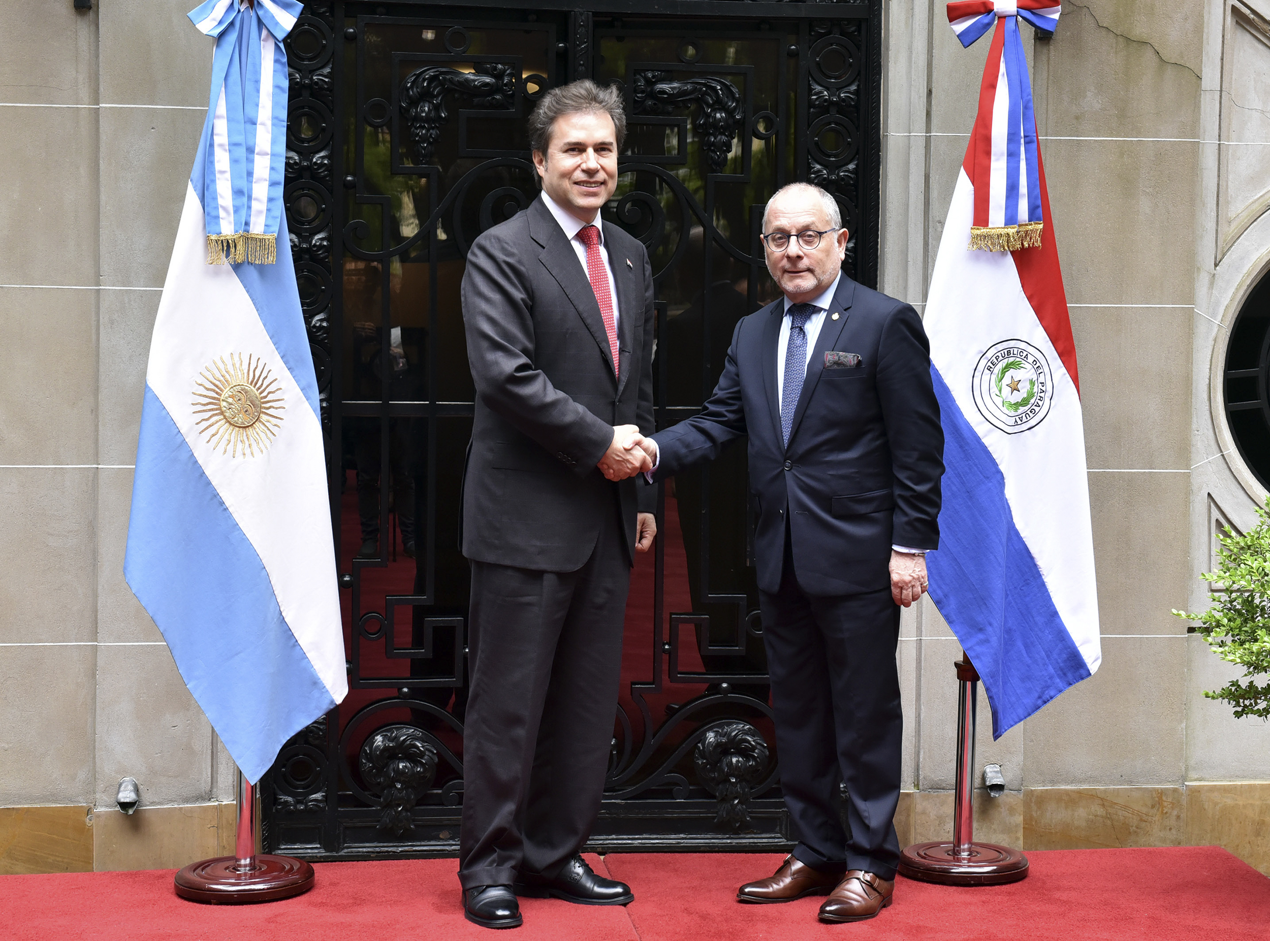 El Canciller Nacional, Don Luis Alberto Castiglioni, realizó en la fecha su primera Visita Oficial a la República Argentina invitado por el Ministro de Relaciones Exteriores y Culto de dicho país, el Embajador Jorge Faurie